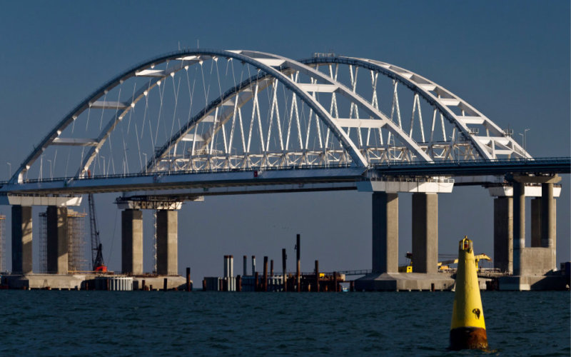 Демонтаж рабочих мостов на Крымском мосту