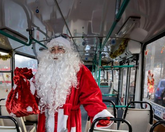 Дед Мороз пересаживается на общественный транспорт