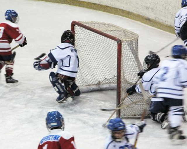Трус не играет в хоккей: ялтинский каток готовят к встрече с отважными спортсменами и спортивными артистами