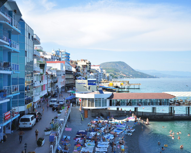 Министр курортов Крыма призвал отельеров повышать туристическую привлекательность полуострова, не обманывая гостей