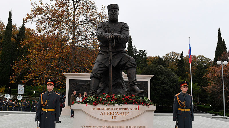 В Ялте президент РФ Владимир Путин открыл памятник Александру III